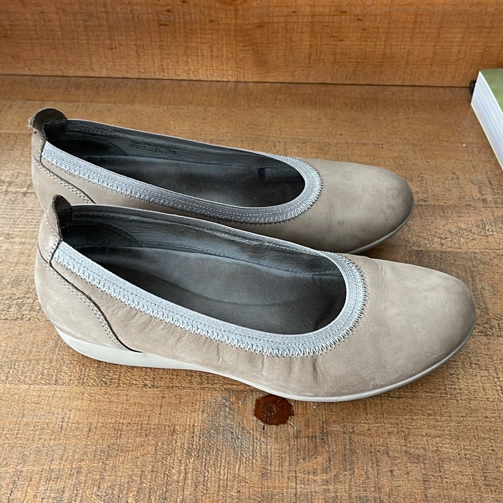 Dansko Kristen Flat in tan/taupe